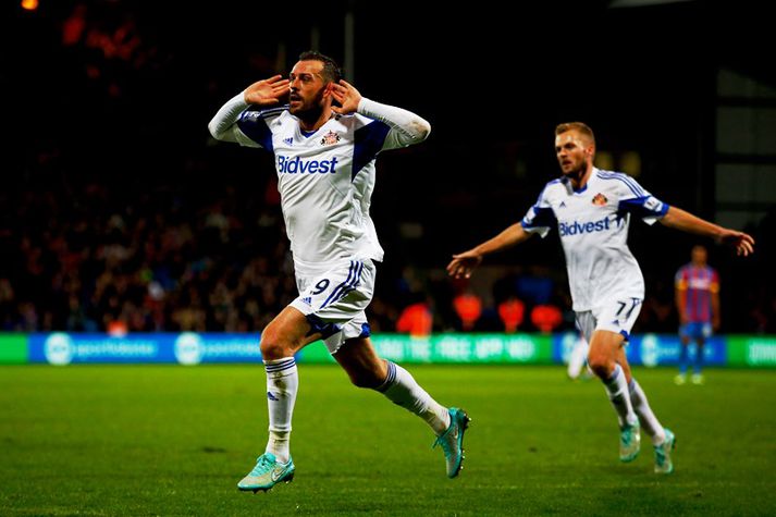 Fletcher fagnar fyrra marki sínu í kvöld.