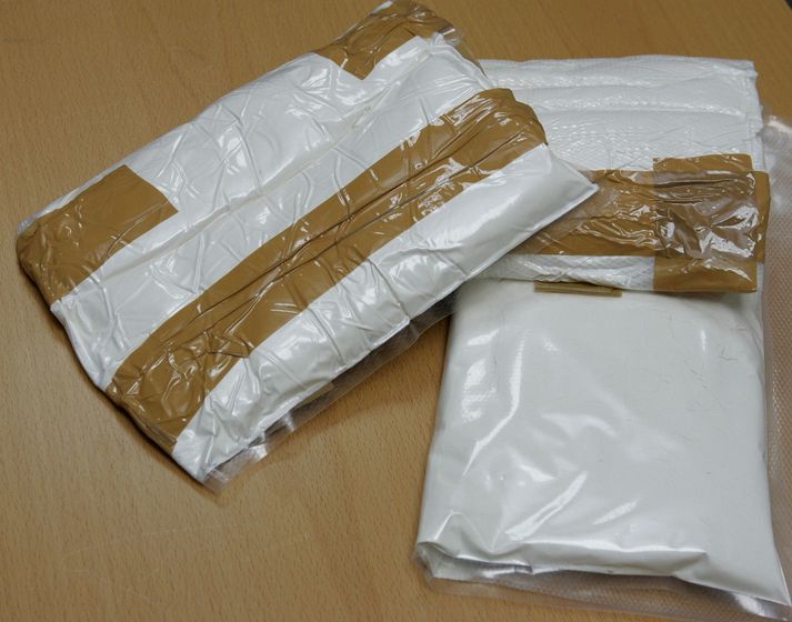 Sannað þykir að konan hafi flutt inn efnin fyrir tilstilli annarra manna. Hún hafi hvorki komið að skipulagningu né fjármögnun á innflutningnum.