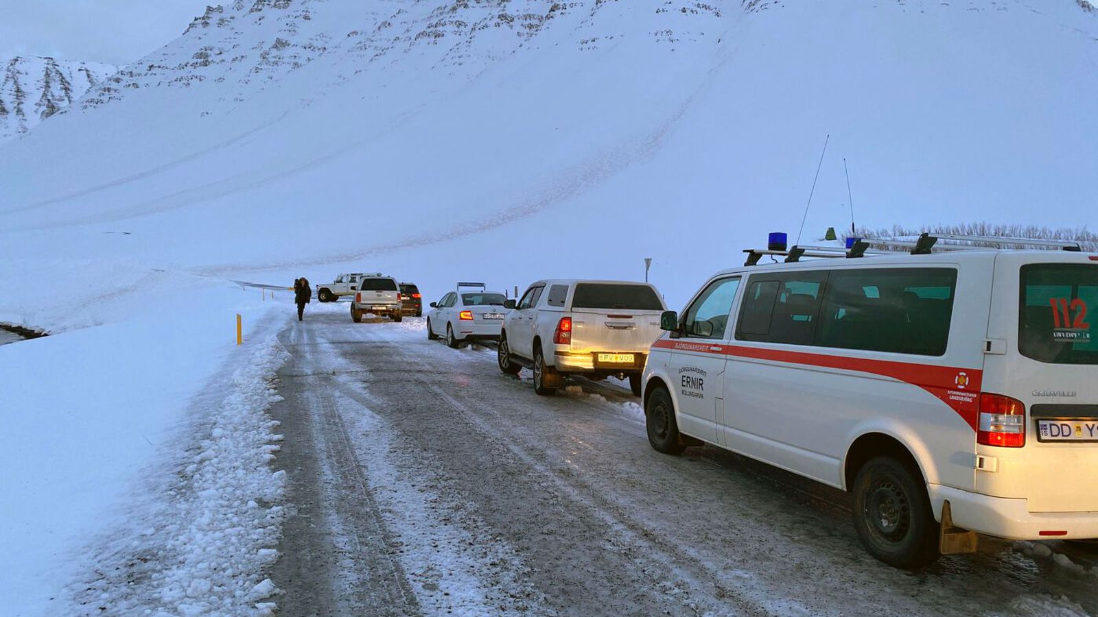 Þó nokkur snjó­flóð fallið og loka Flat­eyrar­vegi í kvöld
