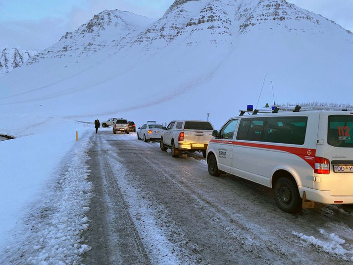 Ljósmyndin er frá árinu 2020 þegar Flateyrarvegi var lokað vegna snjóflóðs.