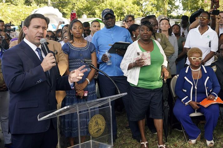 Ron DeSantis, ríkisstjóri Flórída á minningarathöfn í Jacksonville á sunnudaginn.