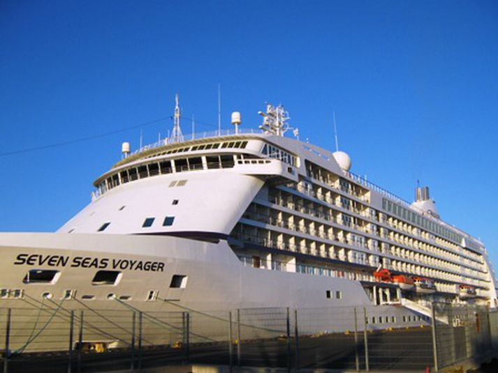 Seven Seas Voyager við höfnina.