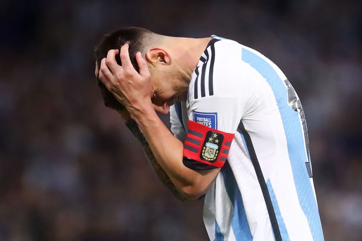 Lionel Messi svekkir sig í tapi Argentínu í nótt.