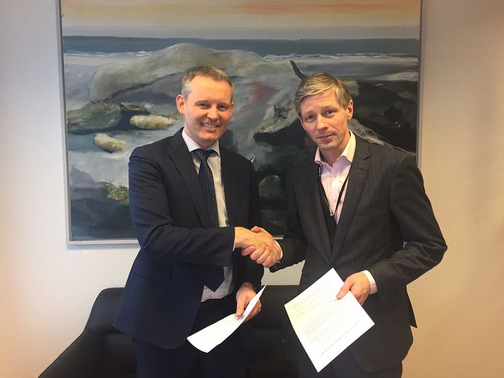 Björn Víglundsson, framkvæmdastjóri sölu- og þjónustusviðs Vodafone, og Sævar Freyr Þráinsson, forstjóri 365, eftir undirritun samningsins.