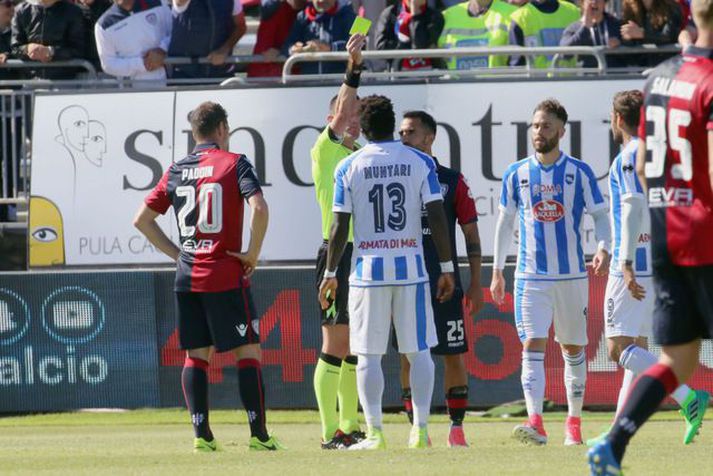 Muntari fær gula spjaldið.