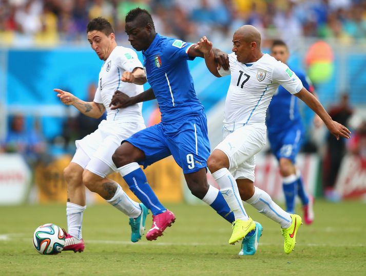 Balotelli var tekinn af velli í hálfleik.