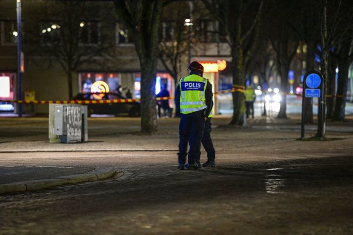 Lögreglumenn á vettvangi árásarinnar í Vetlanda.