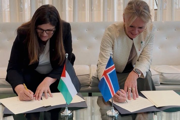 Varsen Aghabekian Shahin, utanríkisráðherra Palestínu, skrifaði undir samkomulagið með Þorgerði Katrínu Gunnarsdóttur, utanríkisráðherra Íslands.