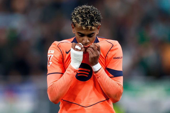 Hinn átján ára gamli Lamine Yamal kyssir Barcelona-treyjuna í sigurleiknum á Real Betis um helgina.