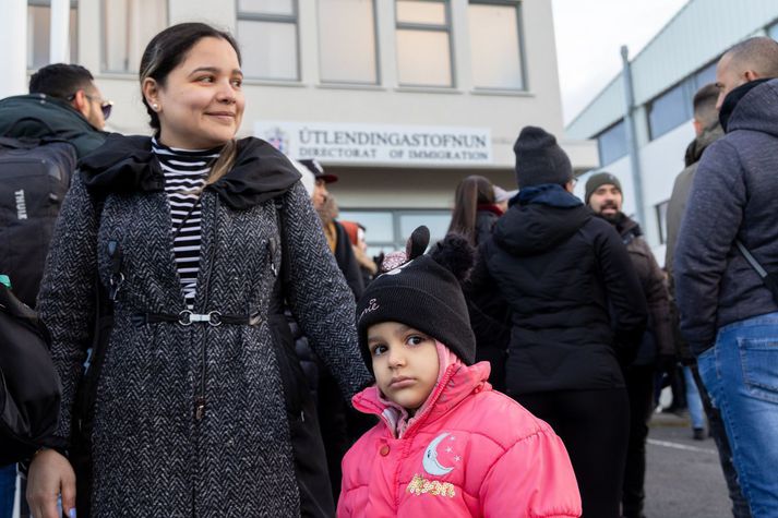 Flóttamenn frá Venesúela mótmæla brottflutningi við Útlendingastofnun.