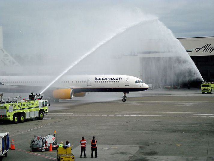 Hér sést vatni sprautað yfir flugvél frá Icelandair þegar hún fór í jómfrúarferð sína vestur um haf til Seattle. Mynd/Bergsteinn