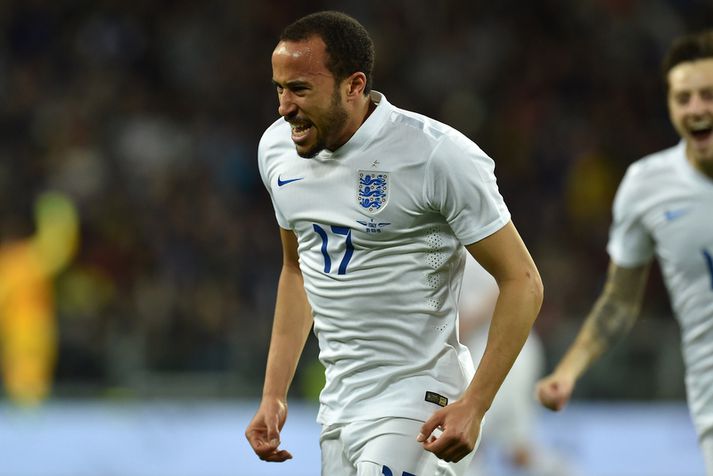 Andros Townsend fagnar markinu í kvöld.