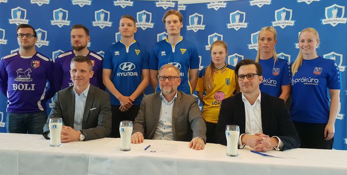 Frá undirskriftinni í dag. Guðni Bergsson, formaður KSÍ, Ari Edwald, forstjóri MS, og Stefán Sigurðsson, forstjóri Sýnar. Fulltrúar félaga sem leika í 1. umferð keppninnar eru einnig á myndinni.