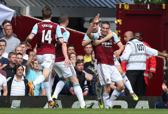 West Ham fagnar marki Carroll gegn Tottenham