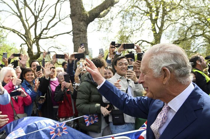 Karl Bretlands konungur heilsaði upp á fólk sem safnast hefur saman við nágrenni Buckingham hallar og býður krýningarinnar á morgun.