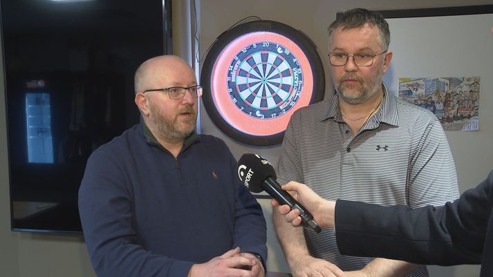 Halli Egils og Pétur Rúðrik, reynsluboltar í pílukastinu hér heima.