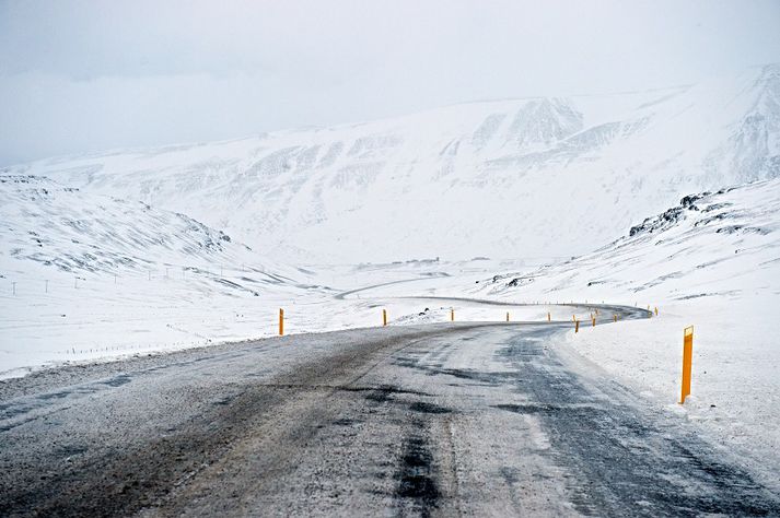 Þæfingsfærð er á Kleifaheiði, Klettshálsi og Steingrímsfjarðarheiði og enn er ófært á Þröskuldum en unnið að hreinsun.