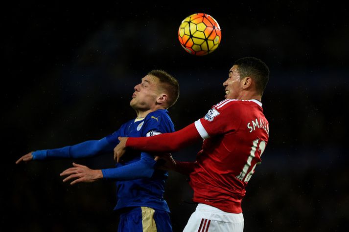 Chris Smalling vinnur skallaeinvígi á móti Jamie Vardy hjá Leicester.