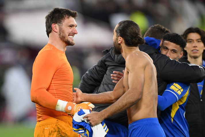 Lucas Perri, markvörður Leeds United, fagnar með Dominic Calvert-Lewin eftir leikinn gegn West Ham United.