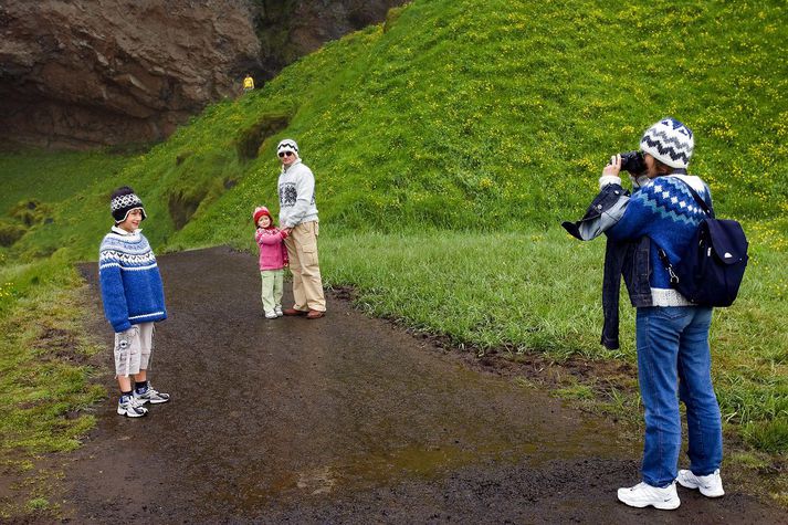 Ferðamenn við Seljalandsfoss að sumri. Myndin er úr safni.