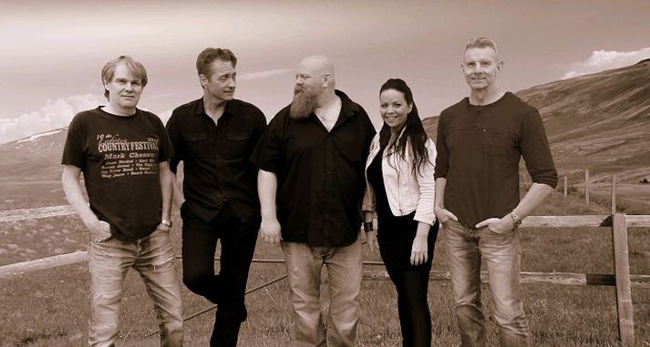 Vestanáttinmynd er ný hljómsveit Guðmundar Jónssonar. Frá vinstri: Sigurgeir Sigmundsson, pedal steel gítar, Guðmundur Jónsson, gítar og söngur, Eysteinn Eysteinsson trommur, Alma Rut söngur, og Pétur Kolbeinsson bassi.
