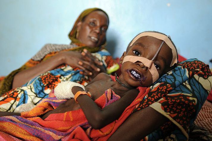 Goni er 18 mánaða. Hann var aðframkominn þegar hann kom inn á eina af næringarmiðstöðvum UNICEF í Tsjad fyrir páska. Hann varð fyrst um sinn að nærast í gegnum slöngu, en hann hefur náð sér undravel og þyngdist meðal annars um tæpt kíló á fyrstu dögunum.