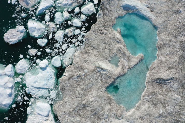 Mikil bráðnun átti sér stað á Grænlandsjökli í óvanalegum hlýindum í sumar. Jökullinn hefur tapað hátt í þrjú hundruð milljörðum tonna íss á ári undanfarin ár.