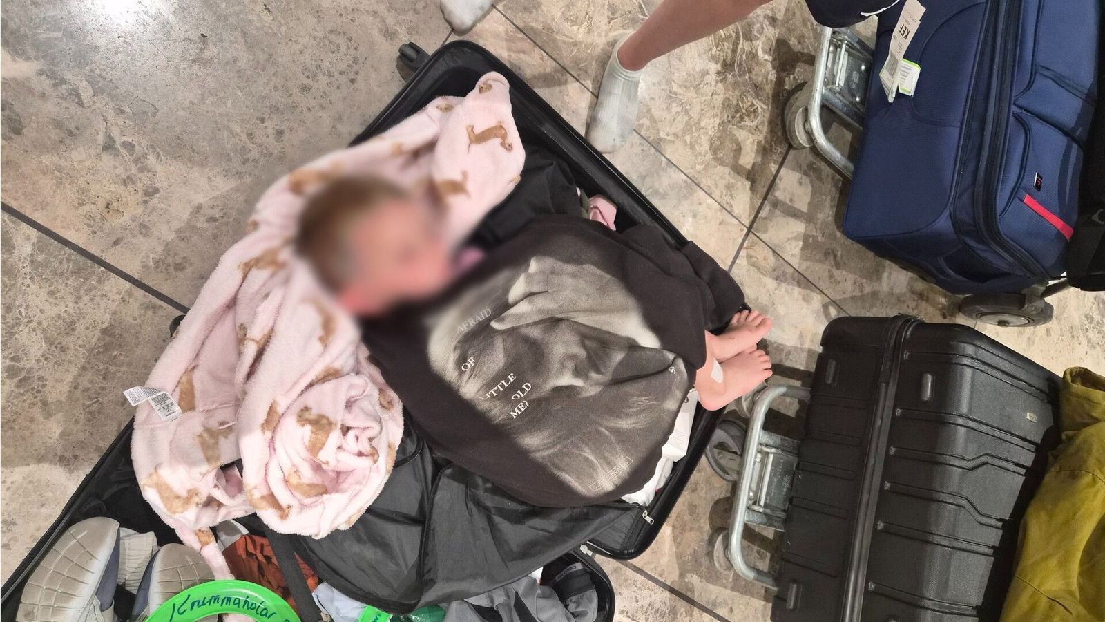 Fjöl­skyldur skildar eftir á Alicante um miðja nótt
