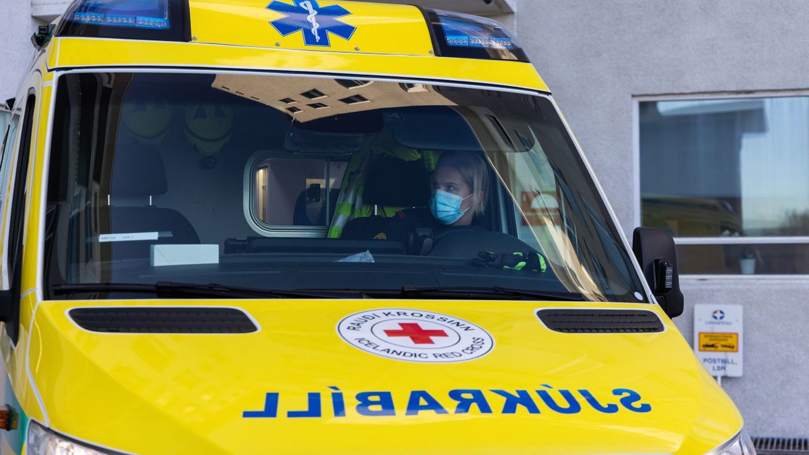 Þyrla og björgunar­sveitir kallaðar út í Eyja­firði