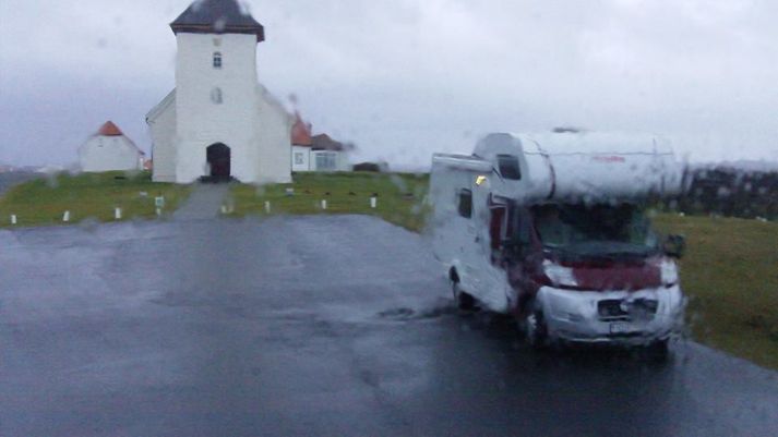 Bresku hjónin náðu ekki góðum samfelldum svefni á bílastæðinu þar sem nokkuð blés