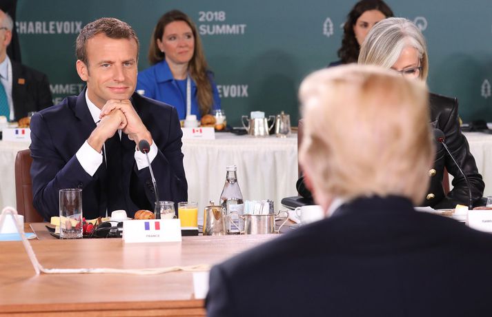 Framferði Trump í kringum G7-fundinn vakti upp spurningar um hvort hann hefði snúið baki við vestrænni samvinnu. Macron Frakklandsforseti horfir á bandaríska starfsbróður sinn sposkur á svip.