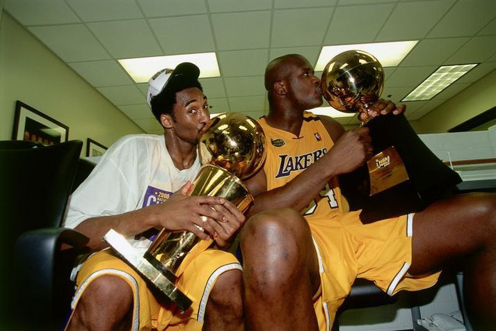 Kobe Bryant og Shaquille O'Neal fagna saman eftir að Los Angeles Lakers vann NBA-deildina í júní 2000.