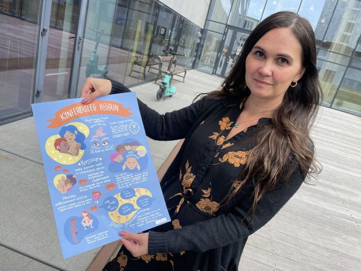 Kolbrún Hrund Sigurgeirsdóttir, verkefnastýra Jafnréttisskóla Reykjavíkurborgar, ásamt plakatinu.