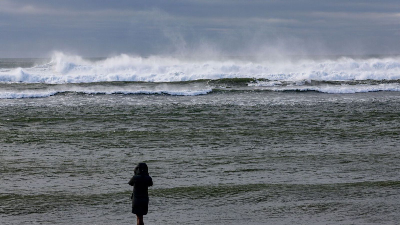 Djúp lægð velur stormi syðst á landinu