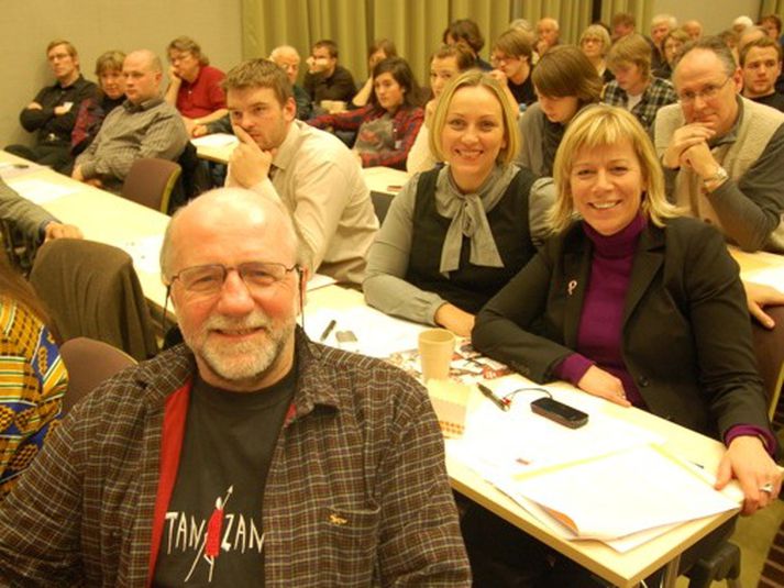Heming Olaussen með Ásmundi, Unni og Vigdísi. Á þriðja hundrað manns eru á landsfundinum en skráðir félagar samtakana eru tæplega 30.000. Mynd/Heimssýn