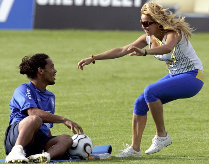 Ronaldinho á æfingu þegar áhangandi kemur hlupandi til að hitta goðið sitt.