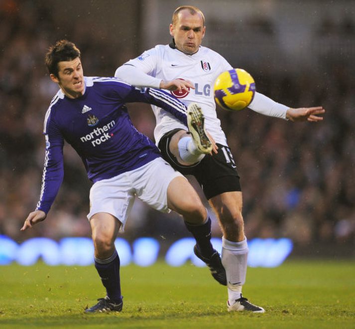 Danny Murphy tryggði Fulham sigur í dag en hér er hann í baráttu við Joey Barton.
