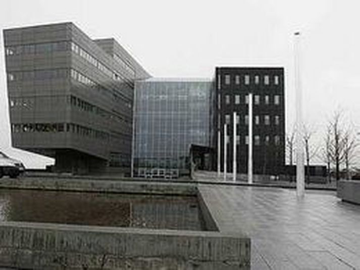 Samkvæmt upplýsingum frá Orkuveitunni er ekki vitað hvenær rafmagn kemst aftur á í hverfinu.