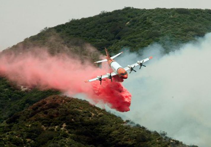 Slökkviflugvélar hafa verið notaðar í baráttu við eldana.