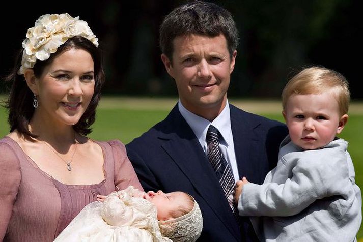 Prinsessan unga var hin værasta og litli prinsinn Kristján var hinn prúðasti á meðan á athöfninni stóð.