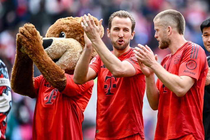 Harry Kane og Eric Dier sungu „We are the champions“ af mikilli innlifun. 