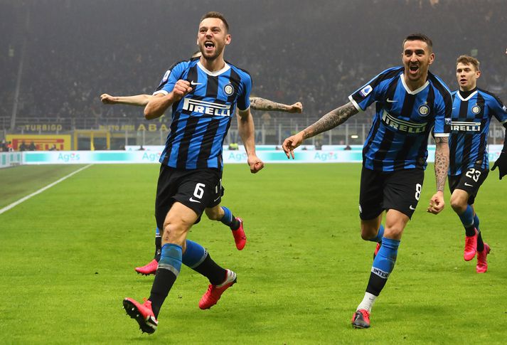 Stefan de Vrij fagnar eftir að hafa skorað þriðja mark Inter.