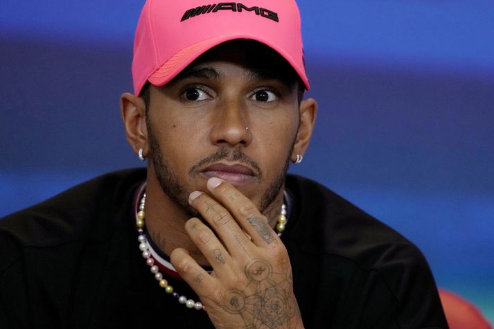 Lewis Hamilton vill fáa að segja sína skoðun á heimsmálum og örðu en formúla eitt vill koma í veg fyrir slíkt.