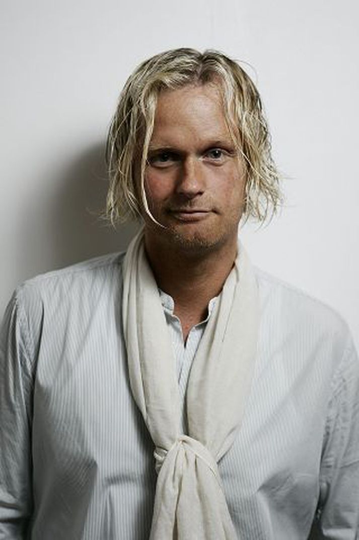 Gunnar Hilmarsson hjá Andersen & Lauth segir fyrirtækið ætla að endurgera áratugagömul jakkaföt frá klæðskeraverkstæðinu Andersen & Lauth. Hér má sjá jakkaföt úr smiðju klæðskeraverkstæðisins annars vegar og ný jakkaföt frá Andersen & Lauth hins vegar.fréttablaðið/arnþór