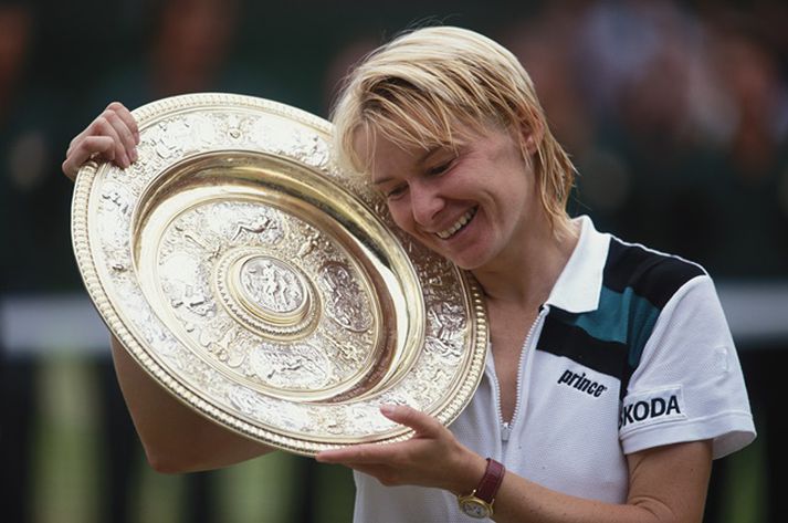 Jana Novotná í sigurvímu eftir úrslitaleikinn á Wimbledon 1998.