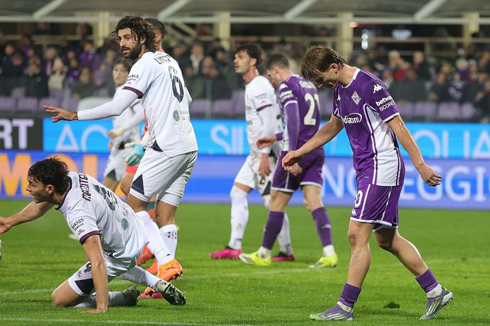 Albert Guðmundsson svekkir sig eftir að hlutirnir fengu ekki upp hjá honum og félögum hans í Fiorentina í tapinu á móti Cagliari í dag.