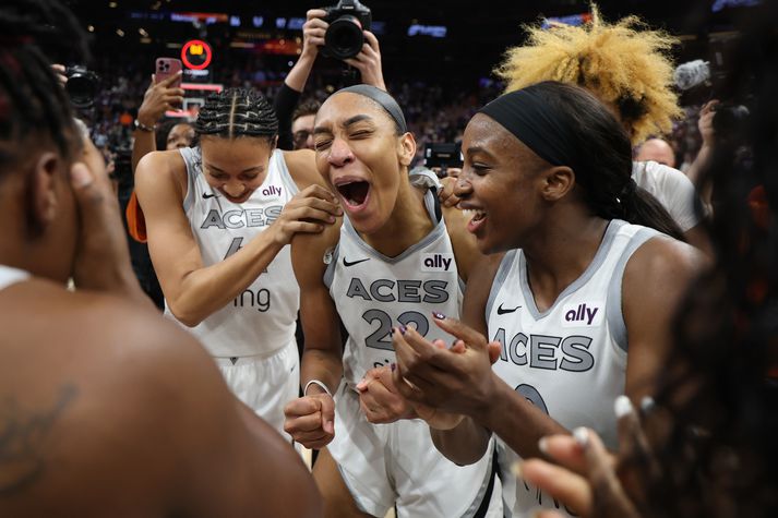 A'ja Wilson fagnar með liðsfélögum sínum í Las Vegas Aces í nótt.