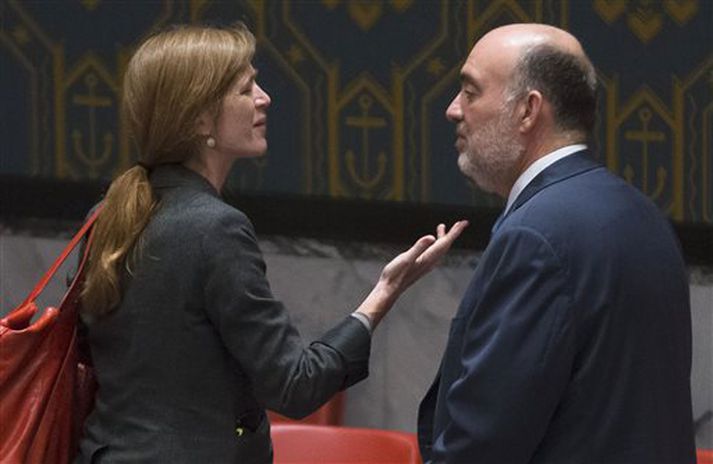 Samantha Power fulltrúi Bandaríkjanna ræðir við Ron Prosor frá Ísrael á neyðarfundi öryggisráðsins í nótt.