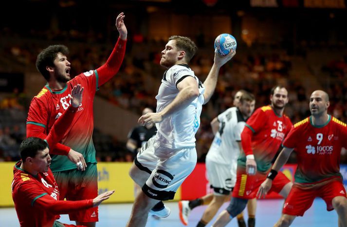 Luis Frade stekkur upp til varnar í leiknum við Þýskaland um 5. sæti á EM fyrir ári síðan. Portúgal tapaði leiknum en náði samt sínum besta árangri frá upphafi á EM.