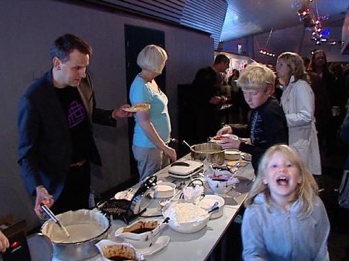 Leikhússtjórinn bakaði vöfflur ofan í gesti.